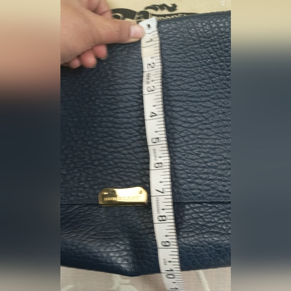 Authenticated Burberry Signature Grain Large Mildenhall Shoulder Bag in Blue - Picture 5 of 16